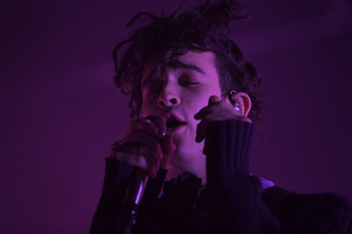 Singer Matthew Healy led The1975 in performing well-known tracks such as 